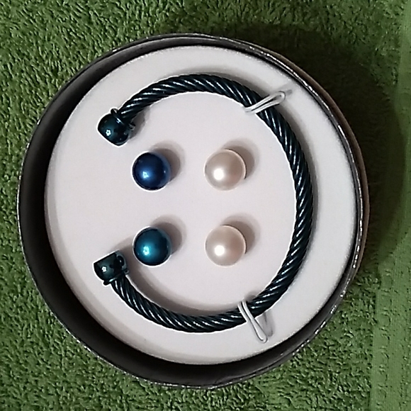 Bracelet and two pair of posts earrings - Picture 4 of 4